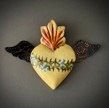 Corazón botero pintado con alas amarillo 0147