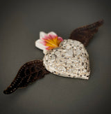 Corazón chico con alas blanco 0183