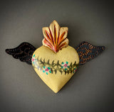 Corazón botero pintado con alas amarillo 0145