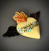 Corazón botero pintado con alas amarillo 0145