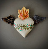 Corazón botero chico pintado con alas 0144