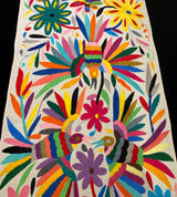 Camino bordado a mano