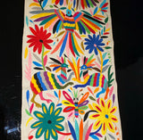 Camino bordado a mano