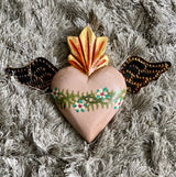 Corazón botero chico pintado con alas 0085