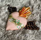 Corazón botero chico pintado con alas 0085