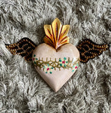 Corazón botero chico pintado con alas 0086