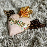 Corazón botero chico pintado con alas 0086